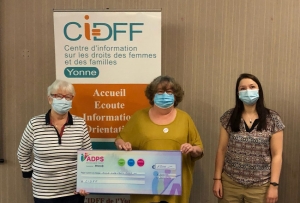 « Investie dans la promotion d’actions de mécénat santé ou social, l’ADPS (Association de Prévoyance Santé) de Bourgogne Franche-Comté a remis un chèque de 1 500 euros au CIDFF 89, le Centre d’Information des Droits aux Femmes et aux Familles. L’occasion de retrouvailles sympathiques entre Andrée DEBERT et Simone PARIS… ».