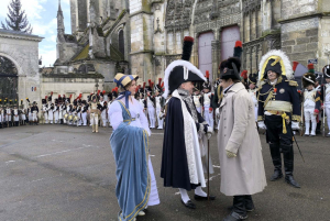 « Rencontre historique entre l’Empereur Napoléon 1er et le maréchal NEY qui devait à l’origine le ramener en cage au roi Louis XVIII, sur le parvis de la cathédrale Saint-Etienne à Auxerre ! L’Aigle d’Ajaccio a repris son envol à la conquête de l’Europe en faisant étape dans la capitale de l’Yonne : c’était il y a 210 ans de cela… Une très belle reconstitution qui a impressionné les Icaunais dont un certain « empereur » du ballon rond, Guy ROUX ! ».