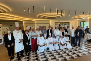 « Présidé par le chef Alain RENAUDIN, le jury de ce concours de meilleur apprenti de l’Yonne a tranché en son âme et conscience. C’est le jeune Ali MONOJIL qui obtient le sacre devant deux prétendantes féminines. Une féminisation de la filière saluée par Michel TONNELLIER, président du CIFA… ».