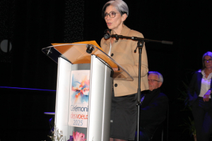 « Maintenir et renforcer les services publics mais aussi optimiser l’offre commerçante dans la commune intègrent la feuille de route de l’élue de Monéteau Arminda GUIBLAIN qui a présenté les perspectives 2025 lors d’une cérémonie des vœux où fut présenté également un moyen métrage sur les réalisations de l’année antérieure… ».