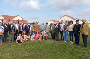 « L’inauguration de la stèle, rue de la Paix à Champignelles, fut un instant solennel afin de ne jamais oublier les mémoires de celles et de ceux des combattants de la guerre d’Algérie et d’Afrique du Nord qui y ont laissé leur existence, soit plus de 30 000 morts entre 1954 et 1962… ».