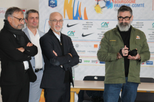 « Une page se tourne dans le monde de la communication et des relations presse régionale avec le départ de l’excellent Olivier BISIAUX du groupe ORANGE (à droite). A moins de quatre ans de la retraite, le communicant a choisi de relever de nouveaux défis au service, entre autres, de la culture et de l’évènementiel. C’est Anthony PARMANTIER qui assurera la relève auprès des médias… ».