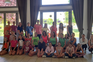 « La Résidence Les Forges, un EHPAD rural situé à Egleny entre Auxerre, Joigny et Montholon, accueille une quarantaine de résidents. Elle vient de vivre dans le cadre de ses nombreuses activités concoctée par ses salariés une semaine de la musique comprenant quizz, spectacles de chorale et de danse. Entre gaité et nostalgie, la vie continue ! ».