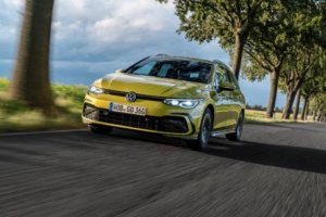 « Le constructeur allemand va employer les grands moyens pour devenir une entreprise de mobilité digitale. Près de 73 milliards d’euros vont être injectés d’ici 2025 à l’électrification, aux motorisations hybrides et à la technologie digitale… ».