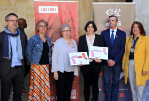 « Passée maître dans l’art de la bijouterie, une artiste de Puisaye, Laurette MICHEL, a reçu une nouvelle distinction lors des Journées Européennes des Métiers d’Art (JEMA) accueillies à l’Abbaye Saint-Germain à Auxerre ce week-end, dans la catégorie des métiers de la création contemporaine. Un prix régional qui a été très apprécié par le récipiendaire…entouré des personnalités du milieu artisanal de l’Yonne… ».