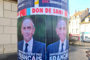 « On le savait particulièrement « sanguin », le polémiste et candidat Eric ZEMMOUR. Mais de là à se substituer sur une colonne d’affichage à Auxerre à une campagne en faveur des donneurs de sang ! Coller des affiches, c’est bien. Eviter les amalgames, c’est mieux ! ».