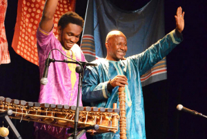 « Le théâtre de La Closerie se pare des couleurs africaines à l’occasion de la 18ème manifestation de solidarité avec le Continent noir ce week-end. Au programme : une exposition artisanale de produits artisanaux du Burkina-Faso et le concert de kora et de balafon. Un week-end en mémoire de Marie BIETLOT, disparue en Afrique il y a 21 ans… ».