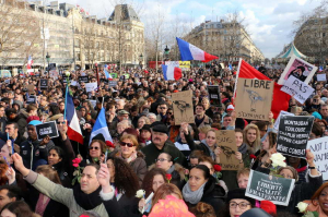 « 07 janvier 2015, le drame de « Charlie Hebdo » plonge la France dans la pénombre, le marasme, l’incompréhension et l’obscurantisme. Mais, aussi à cette soif inextinguible de liberté, d’écrire, de penser, de dessiner qui font le socle de la démocratie ; à ne jamais oublier ! ».  