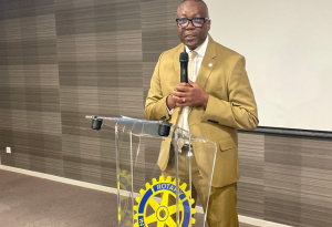 « Après les violences intrafamiliales et le handicap, le Rotary Club d’Auxerre a choisi d’aborder une autre problématique sociétale importante dans l’Hexagone lors de sa traditionnelle soirée organisée en présence des autorités locales. La précarité des étudiants aura permis au sénateur Laurent LAFON d’apporter son éclairage sur le dossier, à l’identique des parlementaires et élus de l’Yonne. Une soirée concoctée par le président de la commission ad hoc, Magloire SIOPATHIS et présidée par Magda CHIOSAC… ».