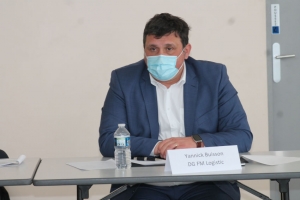« Le directeur général de FM LOGISTIC Yannick BUISSON l’avait affirmé à maintes reprises dans ses rencontres avec les élus : il ferait son possible pour trouver un nouveau partenaire permettant d’exploiter la plateforme du Gâtinais. C’est chose faite avec MAXI ZOO, filiale de l’allemand FRESSNAPF, qui débutera ses activités à l’automne 2021 sur le site… ».