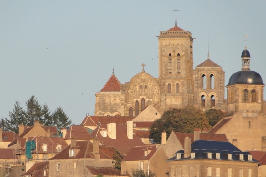 « Le site de Vézelay fait toujours figure d’incontournable dans la découverte touristique de l’Yonne. Mais, l’agence Yonne Tourisme souhaite initier les visiteurs de ce territoire vers d’autres sentiers moins connus et pourtant si pittoresques… ».