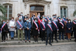 « A l’unisson, les élus de la Ville d’Auxerre ont respecté une minute de silence en mémoire du regretté enseignant Samuel PATY lâchement assassiné vendredi après-midi dans les Yvelines par un islamiste. La population a entonné l’hymne national et a applaudi longuement le professeur martyr… ».