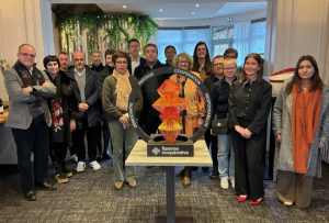 « Passage de flamme discret mais ô combien important au niveau de la symbolique, ce vendredi à Auxerre, avec l’étape icaunaise du Tour de France de la Flamme des coopératives, accueillie dans les salons de l’hôtel « Le Normandie ». Le seul système économique humain et vertueux qui est encouragé par les Nations Unies aujourd’hui… ».