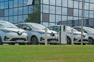 « Deuxième transporteur indépendant d’Ile-de-France – il est présent également dans l’Yonne -, le groupe ProCars s’est engagé depuis de nombreuses années en faveur de la réduction des émissions de Co2 dans son activité. Dernière initiative : des véhicules électriques mis à la disposition des collaborateurs… ».  