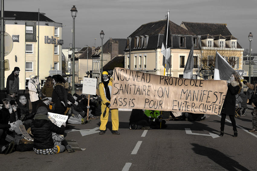 « C’est devenu un rituel sur les axes stratégiques de la capitale de l’Yonne où de semaine en semaine les mouvements antivax et antipass occupent le terrain de la protestation…». 