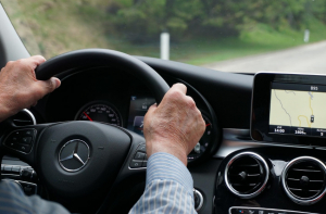 « Les nouvelles directives de l’Union européenne se rapportant à la fin du permis de conduire à vie devraient entrer en application au plus tard en 2030 sur le Vieux continent alors que 14 Etats membres pratiquent déjà les contrôles médicaux et autres aptitudes à la conduite. Un nouveau tour de vis à la liberté individuelle de se mouvoir entraînant des frais supplémentaires ? ».