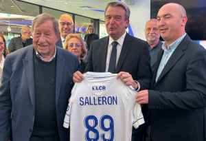 « Emu et ravi, le président de la Fédération Française du Bâtiment Olivier SALLERON en déplacement dans l’Yonne présente le maillot floqué à son patronyme qui lui a été offert par Baptiste MALHERBE, président de l’AJ Auxerre et l’éternel Guy ROUX… ».