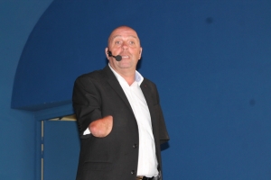 « S’il a décidé de raccrocher définitivement de ses exploits sportifs, il n’en continuera pas moins d’occuper le devant de la scène. Dès le prochain Dakar 2020 en qualité de coach de choc pour ses deux fils qui se sont engagés dans l’épreuve mythique. Sur la scène théâtrale à Paris et en province en jouant dans son propre one-man-show conçu avec Jérémy FERRARI. Philippe CROIZON poursuivra son cycle de conférences à travers l’Hexagone pour encourager l’esprit d’initiative des entrepreneurs à l’instar de sa présence aux côtés des adhérents de la CPME de l’Yonne…Tout est possible ! ».