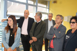 « Une délégation composée d’élus et de représentants de l’Education nationale a visitée une demi-douzaine d’écoles maternelle et primaire, le 01er septembre à Auxerre. Ainsi, dans le quartier Rive Droite, le maire Crescent MARAULT a pu rappeler sa vision stratégique sur l’amélioration des établissements via un plan d’investissements de 42 millions d’euros sur le secteur des écoles et de la petite enfance… ».