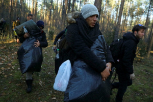 « La situation s’envenime à la frontière entre la Pologne et la Biélorussie où plus de 4 000 migrants originaires de Syrie, d’Irak ou d’Afghanistan vivent des moments dramatiques dans le froid et privés de nourriture. Un nouveau bras de fer pour déstabiliser l’Europe. Mais avec quelles conséquences ? ».