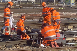 « Financés à hauteur de 6,5 millions d’euros par SNCF Réseau, ce nécessaire lifting de la voie ferroviaire à Perrigny-lès-Dijon en Côte d’Or ne devrait pas occasionner une gêne trop importante sur la circulation des trains, hormis sur trois périodes correspondant à des opérations spécifiques de grande envergure… ».