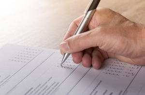 « Qu’elle soit commerciale, dogmatique ou politique, la manipulation est omniprésente dans notre environnement quotidien. Les sondages d’opinion en sont une parfaite illustration selon leur formulation… ».