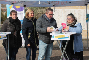 « Tout savoir sur les procédures juridiques visant à protéger les personnes adultes : les Auxerrois ont eu l’opportunité de s’informer sur la thématique en découvrant le stand initié par Laurent BARDIN, de VYV 3 Bourgogne, dans le cadre de la Semaine nationale, mardi, place de l’Arquebuse… On l’a vu aux côtés de l’ancien maire de Gurgy, Jean-Luc LIVERNEAUX…».