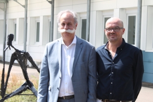« La Confédération Nationale de l’Artisanat des Métiers de Services et de la Fabrication (CNAMS) de Bourgogne Franche-Comté a renouvelé son bail à l’actuel président l’artisan coiffeur icaunais Christophe DESMEDT (à droite). Ce dernier avait pu échanger longuement avec le regretté Bernard STALTER, alors président national disparu de la COVID, à l’automne 2019 à Auxerre… ».