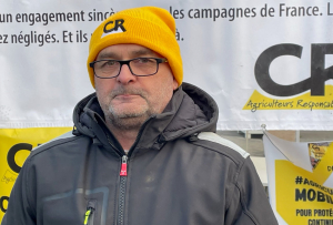 « La Coordination Rurale de l’Yonne a mené une action de sensibilisation à la cause du monde agricole, mardi matin, à Auxerre, en bloquant l’un des accès de la rue du Temple à la circulation automobile. La revendication essentielle reste le revenu des agriculteurs qui attendent depuis un an un geste positif de l’Etat, précise le vice-président Xavier DEBREUVE. D’autres actions devraient voir le jour, surtout à l’approche du Salon international de l’Agriculture, débutant le 22 février à Paris… ».