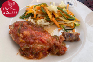 « Le poulet à la basquaise mérite le déplacement, agrémenté de ses légumes au parfum de poivron et de tomate ! La patronne est sympathique et le rapport qualité/prix est plus que correct. On retourne tous « Chez Lucie » à Dicy ! ».