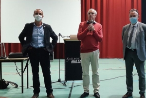 « Marc BESANCENEZ (à gauche) a vécu la passation de pouvoirs aux côtés de son prédécesseur Eric PERSENT et du directeur diocésain Loïc TANVEZ il y a peu à Reims. Au 01er septembre, l’ancien chef d’établissement du groupe scolaire Saint-Joseph-la-Salle d’Auxerre dirigera le lycée privé Jean XXIII… ».