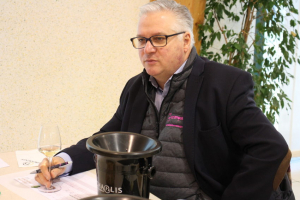 « Le président du 36ème Concours des Vins de Chablis, le fondateur et rédacteur en chef des « BUVOLOGUES », Guillaume BAROIN, a partagé ses émotions avec les membres du jury lors de la découverte des échantillons 2019 et 2020 de chablis ».