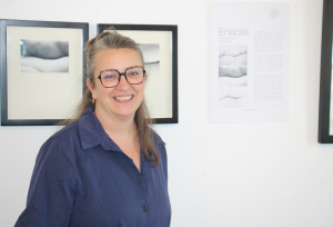 « Dévoiler son corps après la maternité pour mieux se réapproprier les lignes de celui-ci afin de s’accepter dans cette étape de l’existence aura été le point de départ de la série « 164 au carré » pour la photographe-dessinatrice Marie CHAPELET qui est présente jusqu’au 27 juillet inclus à l’Espace culturel de Gurgy. Une nouvelle série d’œuvres complète cette exposition où sept couples se sont enlacés pour créer des lignes à l’épure parfaite… ».