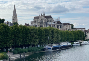 « Auxerre se souvient-elle du père de la Légion étrangère, Paul-Frédéric ROLLET, né dans la capitale de l’Yonne, le 20 décembre 1875 ? A minima, visiblement, il existe une avenue portant son nom et pas le moindre monument. A quand une réhabilitation mémorielle de ce général grand officier de la Légion d’honneur qui est connu pour avoir été le premier inspecteur de la Légion étrangère ? ».