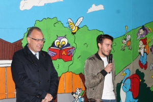 « Le talent à l’état brut s’exprime sur un pan de mur de 60 mètres carrés dans la cour de l’école primaire de VENOY. Les enfants du centre de loisirs Les Marmousets ont mis du cœur à l’ouvrage pour concevoir cette œuvre réalisée avec le concours de l’association « Aux ID »… L&#039;élu Christophe BONNEFOND (à gauche) remercie l&#039;animateur Benjamin LARDI pour la qualité de son travail...».