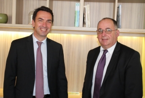 « Les porteurs de projets peu argentés pourront leur dire merci ! Grâce aux subsides accordés par le Crédit Agricole Champagne-Bourgogne, dans le cadre d’un nouvel accord de partenariat signé par Emmanuel VEY et Jean-Yves REMILLET, l’ADIE apportera son précieux concours via le microcrédit en aidant les initiatives entrepreneuriales… ».