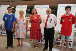 « A l’occasion de la Fête Nationale, le Bleuet de France présidé par Georges GINER (à droite) s’est mobilisé afin d’y présenter son exposition temporaire consacrée à ses œuvres dans le hall du marché couvert, place de l’Arquebuse… ».