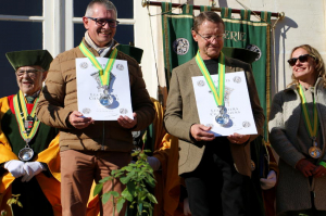« Les nouveaux promus au rang de stylobate dans l’ordre de la Confrérie des Piliers Chablisiens sont le colonel Jérôme COSTE et le vice-président du Conseil départemental François BOUCHER. Tandis que la foule était au rendez-vous à l’heure des intronisations, dans le cadre somptueux du Domaine Long-Depaquit… ».