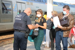 « Assurés par la gendarmerie et les services de sécurité de la SNCF, les contrôles dans les gares de l’Yonne se multiplient pour vérifier que le port du masque soit appliqué. Des contrôles le plus souvent stériles en verbalisation ce qui satisfait le préfet de l’Yonne Henri PREVOST… ».