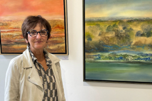 « Les couleurs se mélangent subtilement entre elles sur les supports toile ou bois, créant des paysages à la beauté onirique. Les œuvres de l’artiste francilienne Joëlle RHODE peuvent encore s’apprécier ce week-end à Auxerre… ».