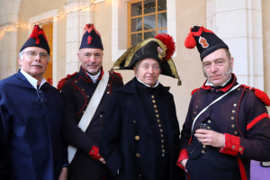 « Un canon, ça fait du bruit ! Celui-là est l’œuvre d’un participant à cette grande reconstitution à la mémoire de l’histoire napoléonienne qui avec ses artilleurs ont eu les faveurs d’un public admiratif par tant d’exactitude lors de cette manifestation accueillie à Auxerre… ».