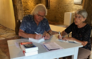 « Le Moulin à Tan à Druyes-les-Belles-Fontaines a été le théâtre de la séance de dédicaces du nouvel opus de l’auteur Jean-Bernard LETERTRE il y a quelques jours. Une rencontre avec un public très friand de ce roman, prévu en deux tomes, dont la première histoire « Les Enfants des Anges » puise ses origines depuis l’an mil ! ».