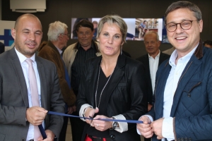 « Entamé en 2015, le programme de conception de nouvelles agences numérisées « e-NOV’Agence » arrive dans le département de l’Yonne avec l’inauguration de cette première structure décidée à Saint-Georges sur Baulche. D’autres aménagements sont prévus en 2018 dont ceux qui concerneront la structure de Sens, en chantier depuis quelques jours…De gauche à droite : Laurent GUEIT, directeur régional Banque Populaire BFC, Sandrine FRANEY, directrice d’agence et Crescent MARAULT, maire de Saint-Georges sur Baulche. ».