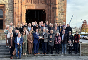 « Dans le cadre des 35èmes « Entretiens de Champignelles », plus de quarante élus de Puisaye-Forterre ont effectué un voyage d’étude en Irlande du Nord afin d’y rencontrer leurs homologues de plusieurs localités dont Belfast et Derry. Un séjour riche en découvertes pédagogiques et institutionnelles sur le fonctionnement de ce petit état, membre du Royaume-Uni… ».