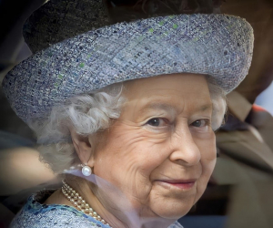 « Elle était la boussole et le phare de toute une nation, la reine Elizabeth II a succombé paisiblement dans son château écossais de Balmoral le 08 septembre à l’âge de 96 ans. La fin d’un règne de plus de 70 ans…et l’accession au trône de son fils, Charles ». 