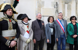 « Samedi 13 décembre, la capitale de l’Yonne Auxerre vivra au rythme des célébrations du 160ème anniversaire du décès du capitaine de la Garde napoléonienne, Jean-Roch COIGNET, avec moult reconstitutions et conférences, alors que la ville a été labellisée il y a peu « Ville impériale »… ».