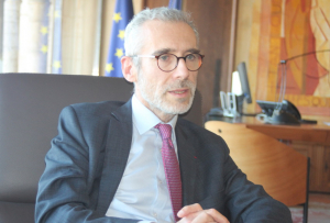 « A l’unisson, tous les conseillers municipaux de l’opposition d’Auxerre sont les signataires d’une lettre adressée au préfet de l’Yonne demandant le retrait physique de la cérémonie de vœux toujours programmée le 20 janvier. Le représentant de l’Etat Henri PREVOST devra sans doute statuer de manière définitive sur ce dossier dont on aura beaucoup parlé, y compris hors des frontières de l’Yonne… ».