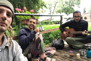 « Partis à trois depuis Auxerre, Romain et Loïc se sont finalement retrouvés à deux après l’arrêt pour raison personnelle de Jordan. Leur périple vers Perpignan et désormais la côte Atlantique leur permet de ramasser de nombreux déchets alimentaires aux abords des routes et aires de stationnement… ».