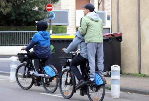 « En équilibre très précaire sur l’un des vélos électriques du réseau de location de la Communauté d’Agglomération de l’Auxerrois, cet adolescent semble défier tous les dangers de la route au grand dam des automobilistes qui peuvent le voir chuter à tout moment sur le capot de leur véhicule. Quand ce n’est pas le pire sous les…roues. Evidemment, ces actes d’incivilité au Code de la Route s’amplifient au quotidien sans que la maréchaussée locale ne daigne intervenir… ».