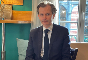 « Les problématiques de l’immigration sont au cœur des préoccupations de l’ancien parlementaire Républicain de l’Yonne, Guillaume LARRIVE. Non seulement, il a publié en livre de poche un essai finement ciselé sur le sujet où il réclame un référendum sur la question où les Français pourraient choisir sur ce sujet source de malaise civilisationnel mais en outre il espère apporter des réponses précises sous la forme d’un programme de campagne à la droite modérée et républicaine, très utile en vue des échéances présidentielles de 2027 ».